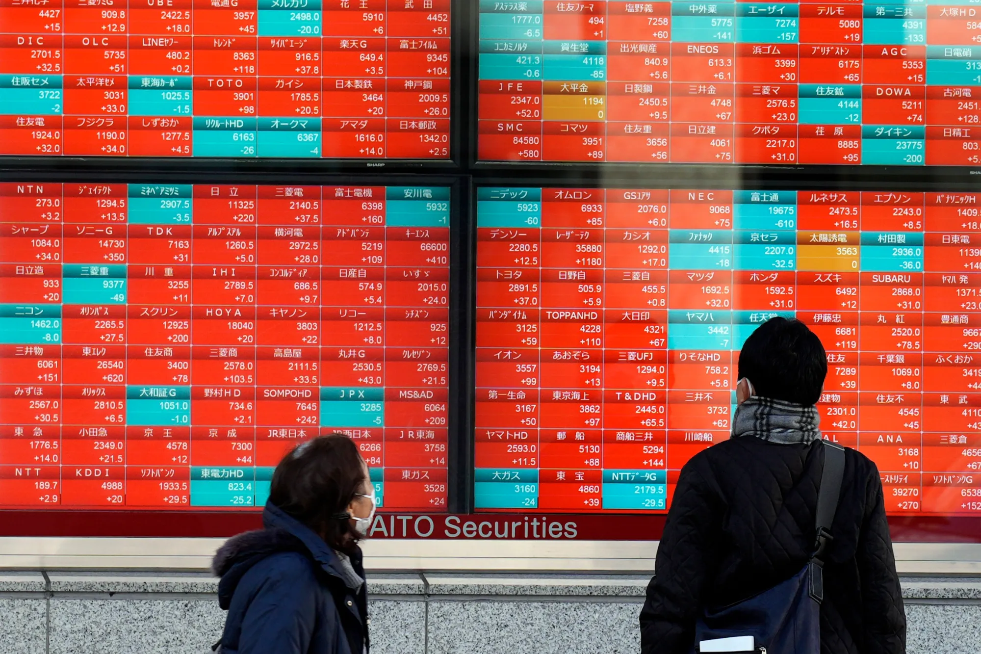 Asian Tech Stocks Fall Amid Global Risk Concerns