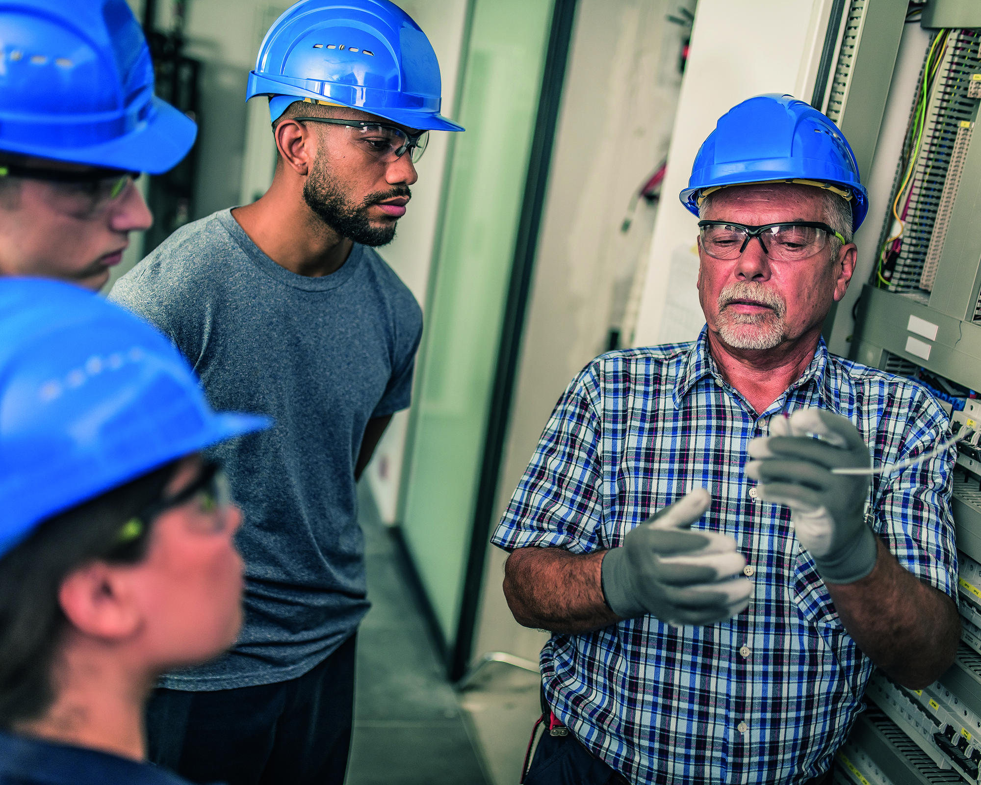 Recruiters warn: hiring freeze spreading across Aussie businesses